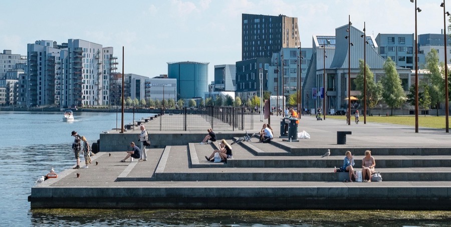 Trapperne på havnefronten i Aalborg en solskinsdag, med Musikkens Hus og Nørresundby i baggrunden